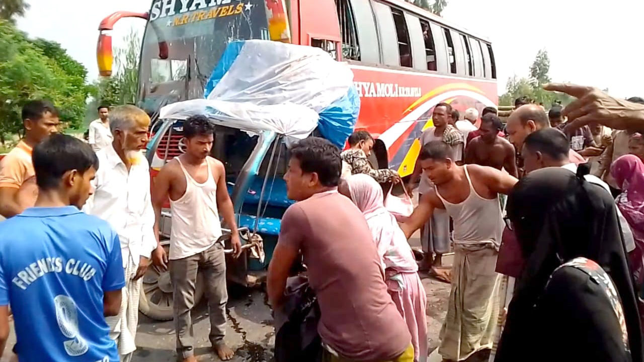 বাস-অটোরিকশার সংঘর্ষে নিহত শিশু, আহত ৬