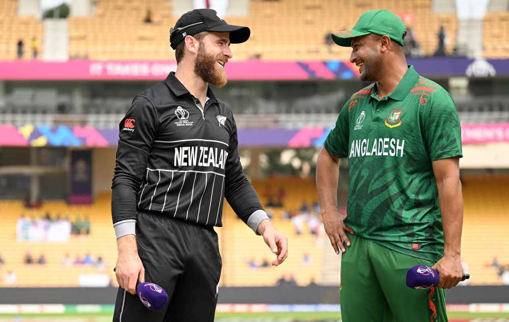 চেন্নাইয়ে দুই অধিনায়ক কেন উইলিয়ামসন ও সাকিব আল হাসান হাসি দিয়ে শুরু করলেও ম্যাচ শেষে হেসেছেন একজনই। সেই হাসিটা হেসেছেন নিউজিল্যান্ডের অধিনায়ক উইলিয়ামসন। ছবি: এএফপি