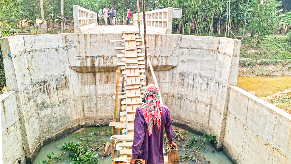 কোটি টাকার সেতুতে উঠতে হয় মই দিয়ে