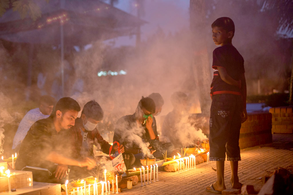 সব বয়সী নারী-পুরুষের অংশগ্রহণে পূর্ণ ওঠে আশ্রম। ছবি: হাসান রাজা