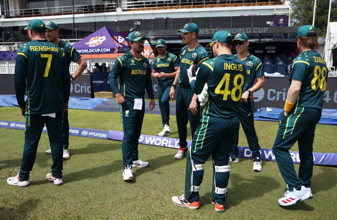 ম্যাচ শুরুর আগে অজি তারকা ট্রাভিস হেড তার সতীর্থদের সঙ্গে কথা বলছেন।