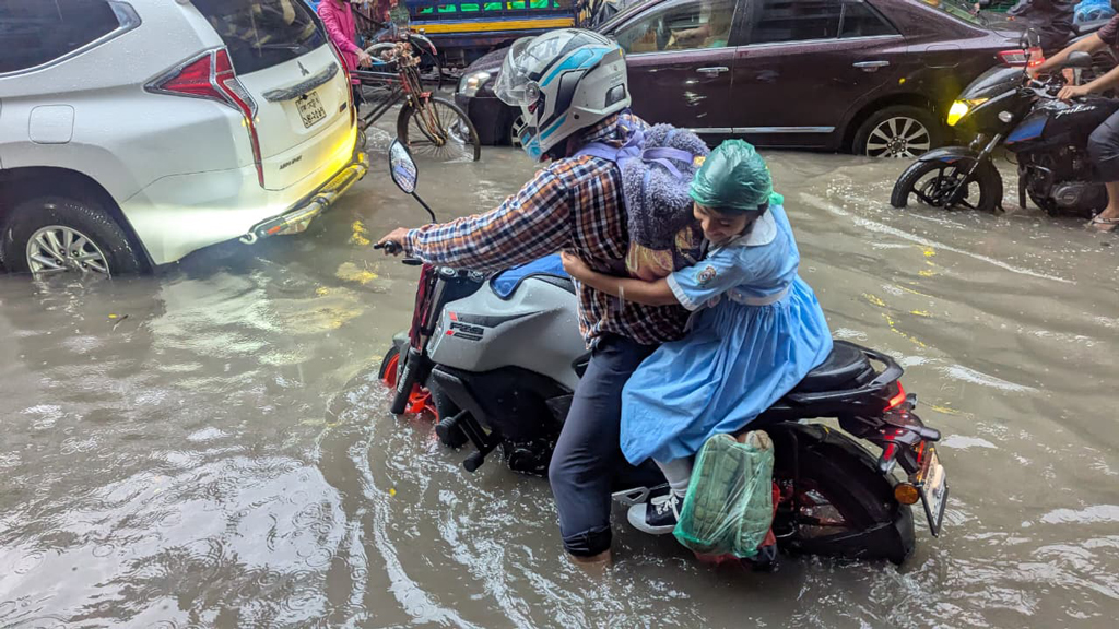নগরীতে ঘন কালো মেঘের টানা বৃষ্টিতে তলিয়ে গেল বেইলিরোড
