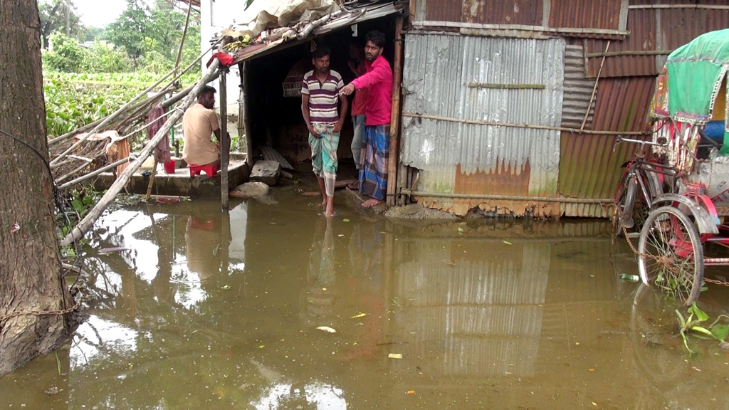 বন্যার পানি নামলেও ঘরে হাঁটুসমান কাদা