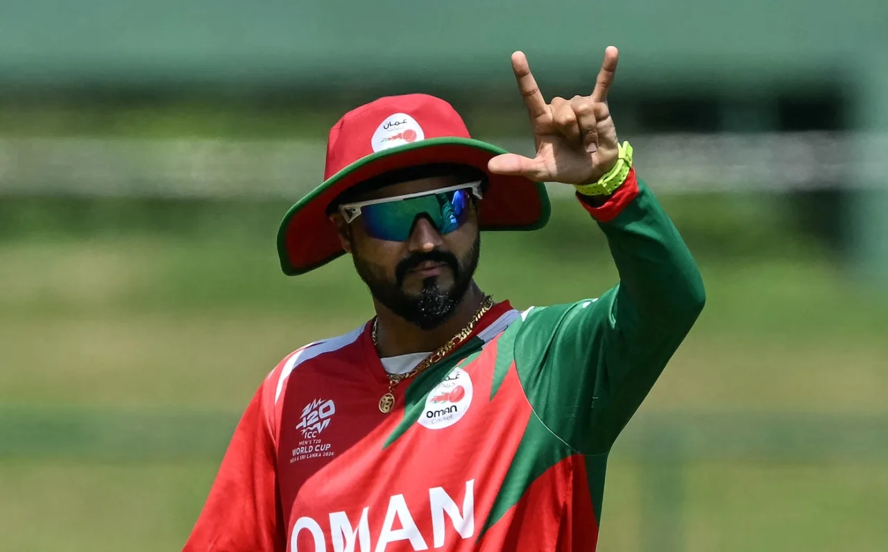 মাঠে খেলোয়াড়দের নির্দেশনা দিচ্ছিলেন ওমান অধিনায়ক যতীন্দর সিং।