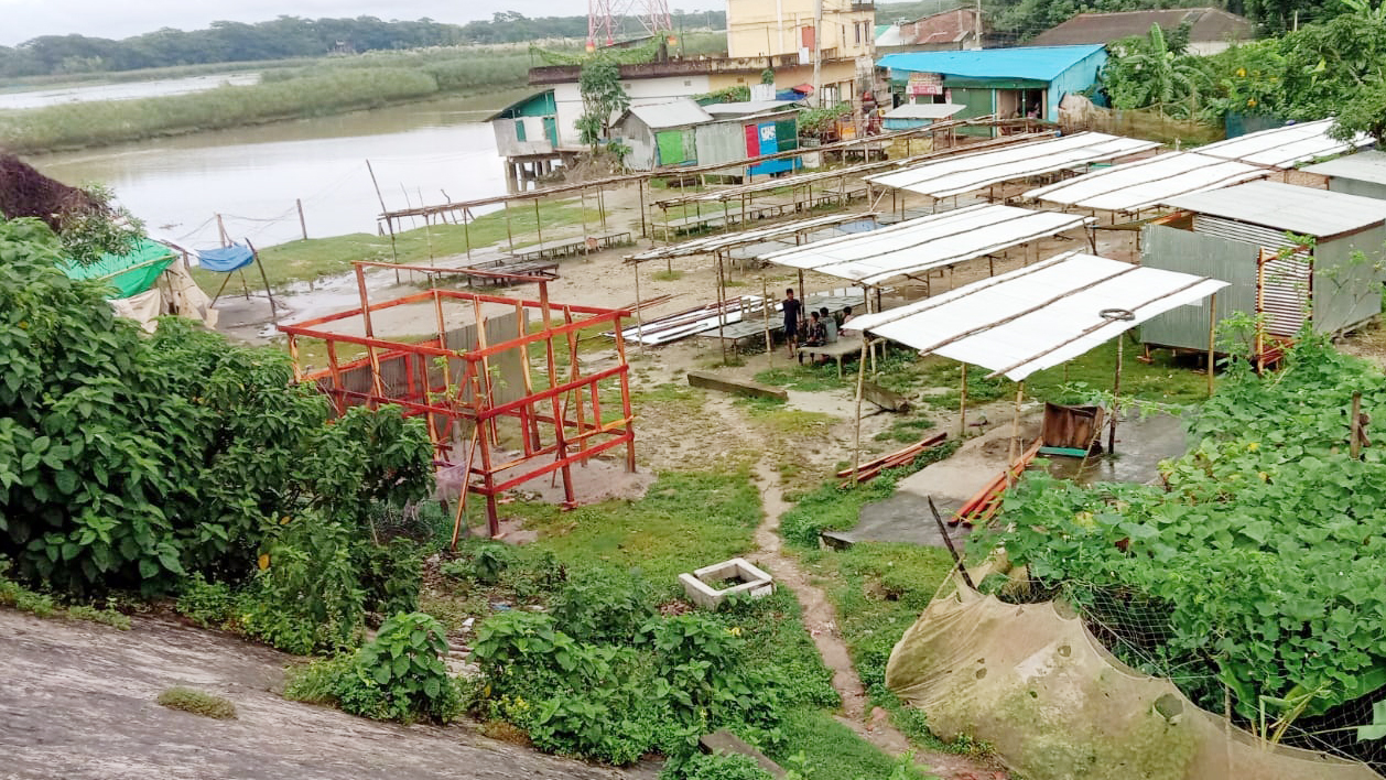 আড়িয়াল খাঁ নদের তীরে জমজমাট জুয়ার আসর