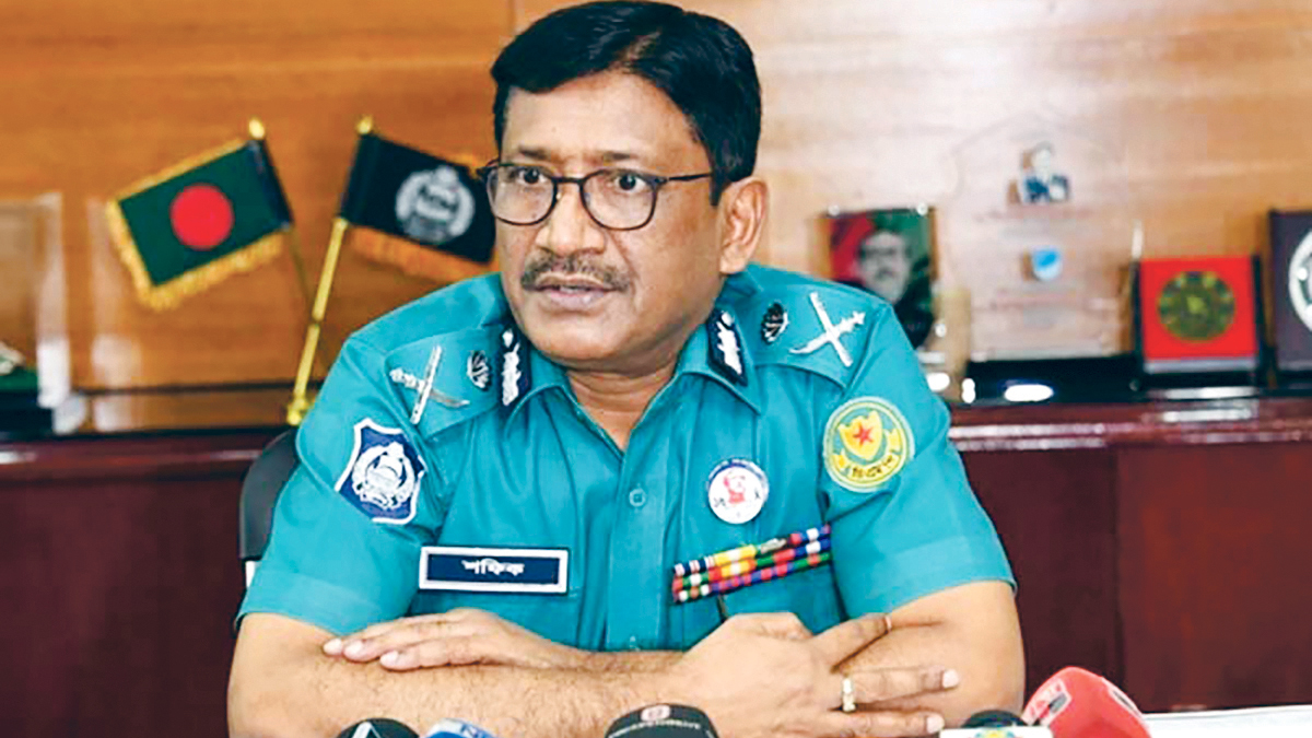 এক বছরের চুক্তিতে থাকছেন ডিএমপি কমিশনার
