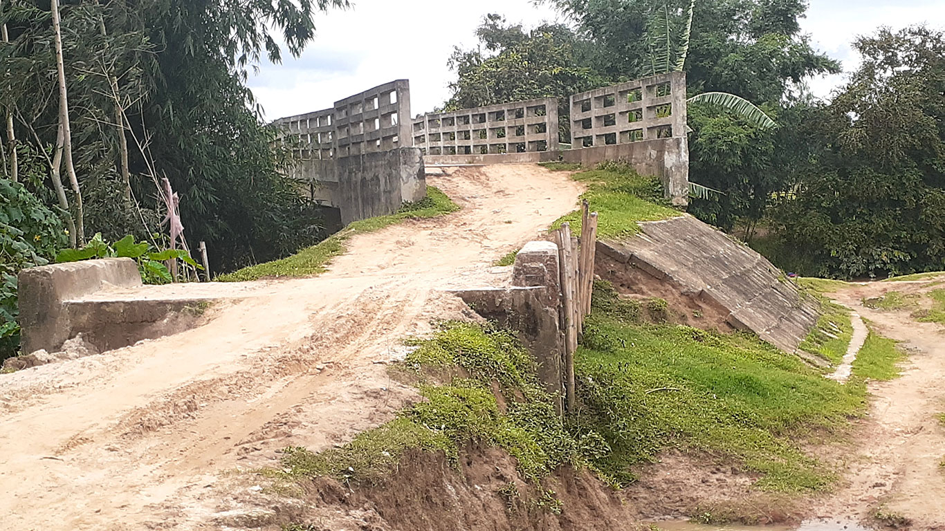 পাকা রাস্তা না থাকায় কাজে আসছে না কোটি টাকার ব্রিজ