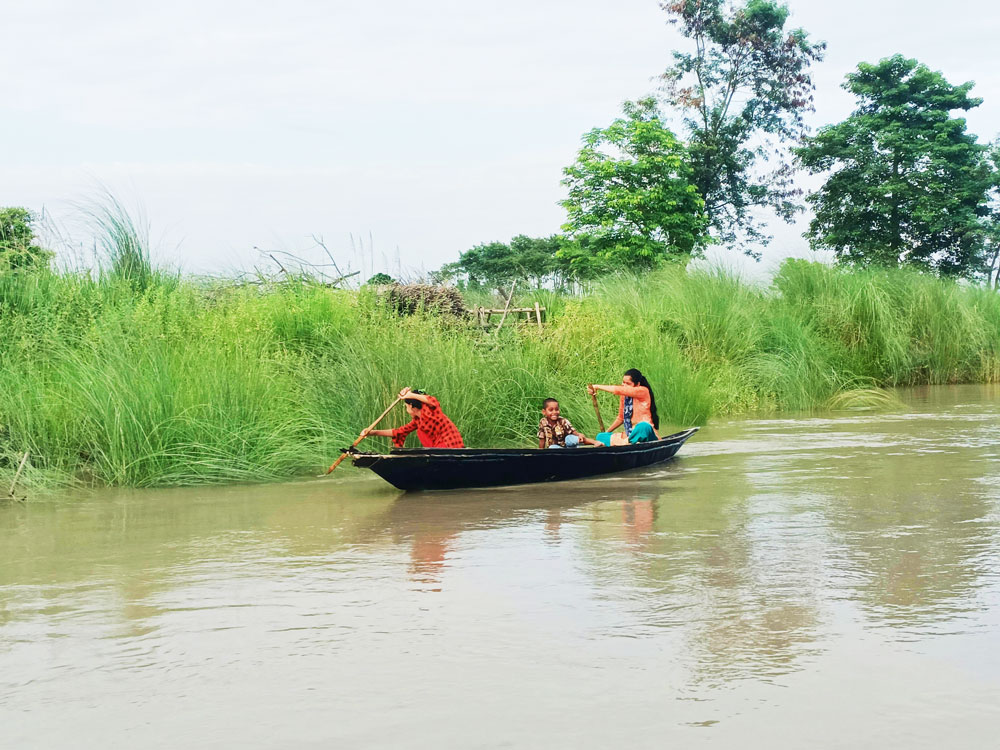 সকালে সতেজ আবহাওয়ায় নৌকা নিয়ে গন্তব্যে যাচ্ছেন দুই তরুণী। উচ্ছ্বসিত হয়ে দাঁড় বাইছেন তাঁরা। মধ্যে খানে বসা শিশুটির মুখেও এক গাল হাসি। মির্জাপুর এলাকা কালীগঙ্গা নদী, ঘিওর, মানিকগঞ্জ, ১ সেপ্টেম্বর, ২০২৩। ছবি: আব্দুর রাজ্জাক