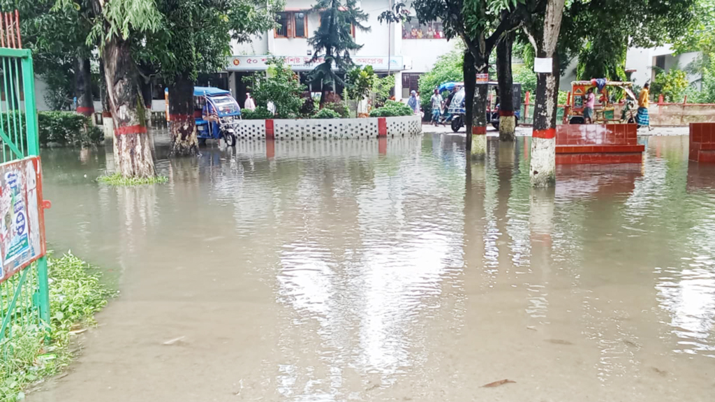 সামান্য বৃষ্টিতে হাসপাতালের মূল ফটকে হাঁটুপানি, ভোগান্তিতে রোগীরা