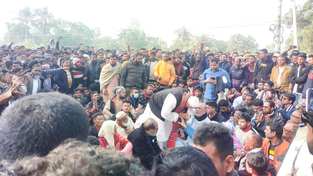 নেতা-কর্মীদের নিয়ে লতিফ সিদ্দিকীর টাঙ্গাইল-ময়মনসিংহ মহাসড়ক অবরোধ