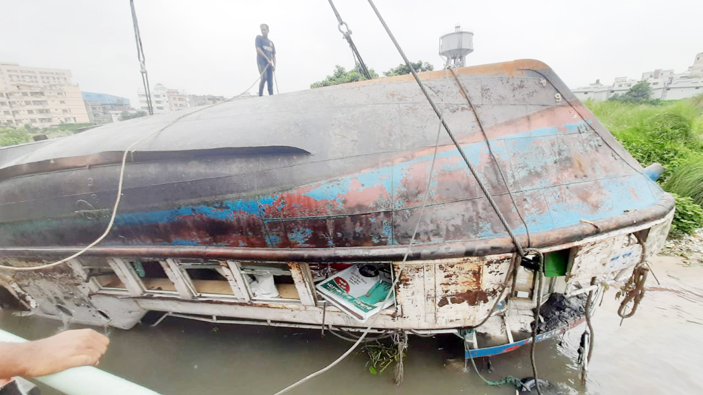 উদ্ধার হওয়া ওয়াটার বাসটি থেকে কোনো যাত্রীর সন্ধান পাওয়া যায়নি।