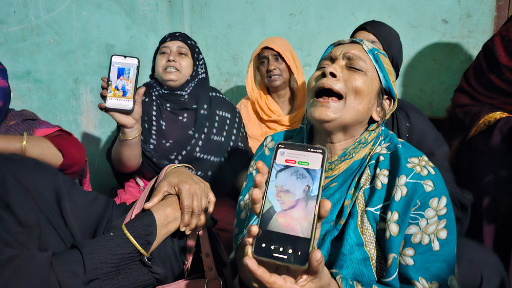 ‘আমার মানিকরে কই দাফন করছে জানি না, ফয়সালরে তুই কই গিয়া শুইয়্যা আছত’