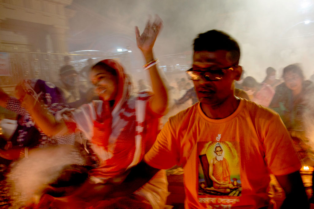 আনন্দের সঙ্গে এই প্রার্থনা করেন লোকনাথের ভক্তরা। ছবি: হাসান রাজা