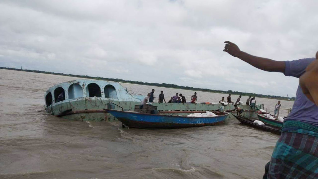 মেঘনায় ৪ হাজার বস্তা চিনিসহ কার্গোডুবি