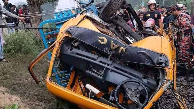 নাটোরে ট্রাক-ট্রেন সংঘর্ষের ৭ ঘণ্টা পর রেল যোগাযোগ স্বাভাবিক