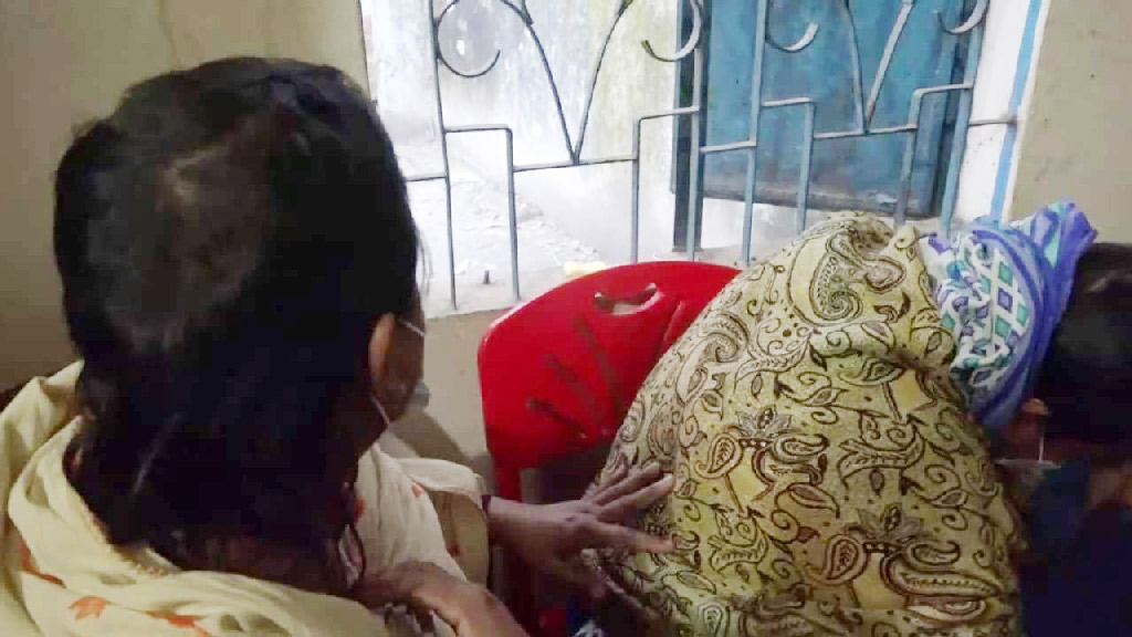 গরুচোর সন্দেহে দুই নারীর চুল কেটে দিল স্থানীয়রা, পুলিশের মামলা