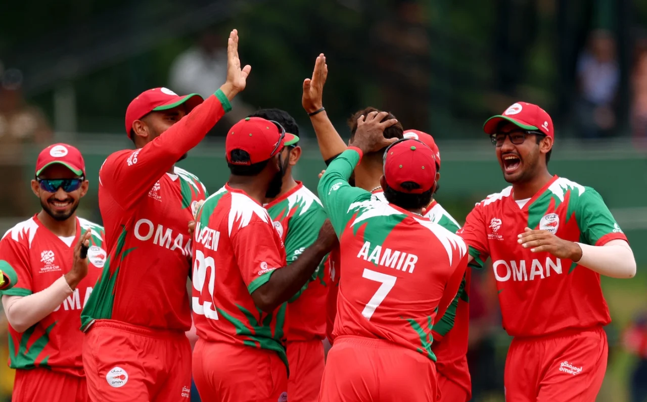 পাথুম নিশানকার উইকেট পতনের পর ওমান খেলোয়াড়দের উল্লাস।