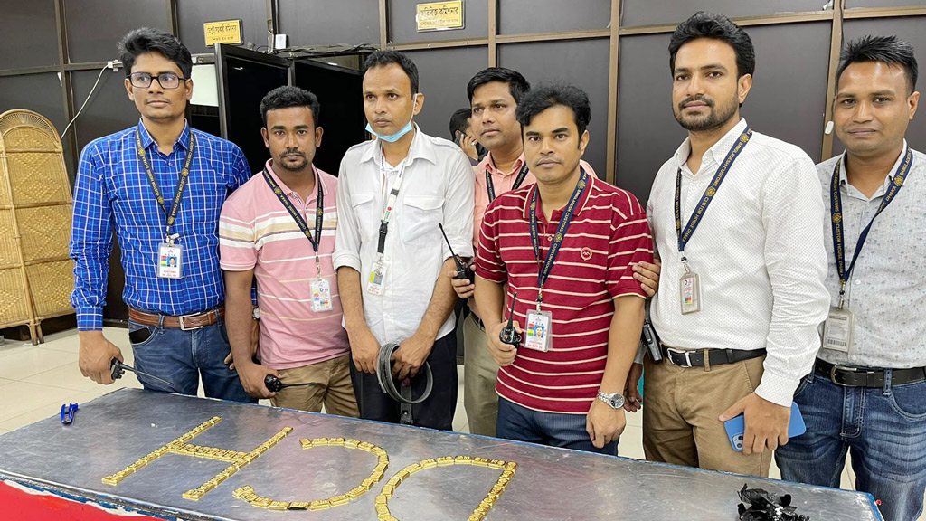 বিমানের ক্যাটারিং সেন্টার থেকে স্বর্ণসহ আটক ১