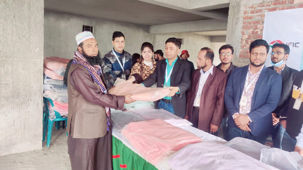 শীতার্ত শতাধিক মানুষের মধ্যে কম্বল বিতরণ