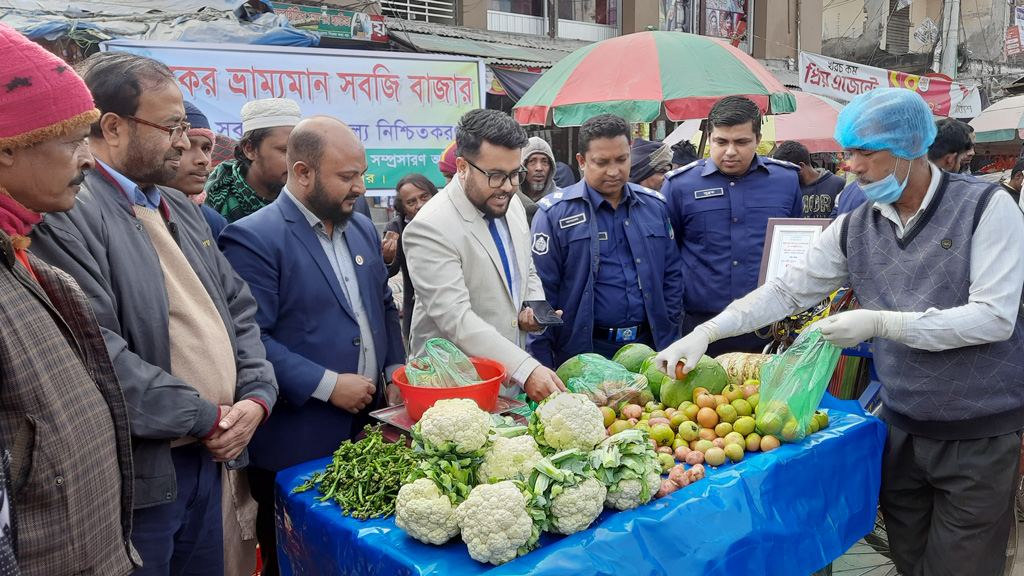 সুরক্ষিত বেশভূষায় ভ্রাম্যমাণ বাজারে কৃষক বিক্রি করছেন ‘বিষমুক্ত’ সবজি 