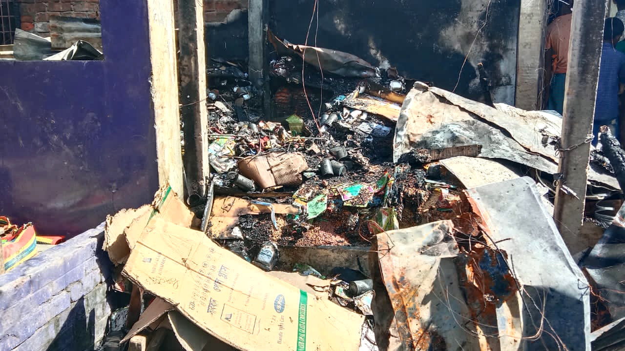রাঙ্গুনিয়ায় আগুনে পুড়েছে ৪ দোকান