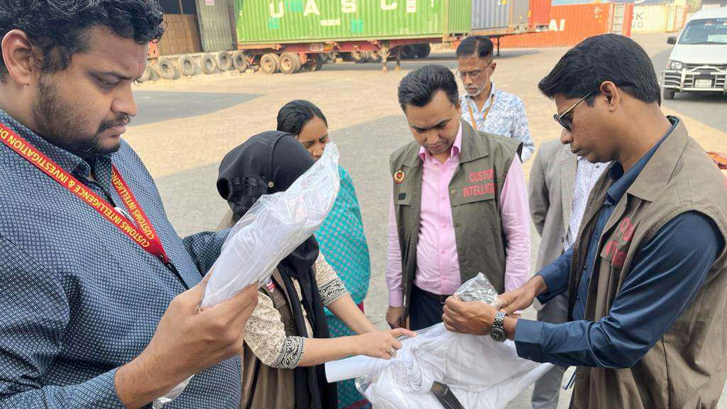 মিথ্যা ঘোষণায় রপ্তানির চেষ্টা, জিনস প্যান্ট-শার্টসহ ৩ কোটি টাকার পণ্য আটক 