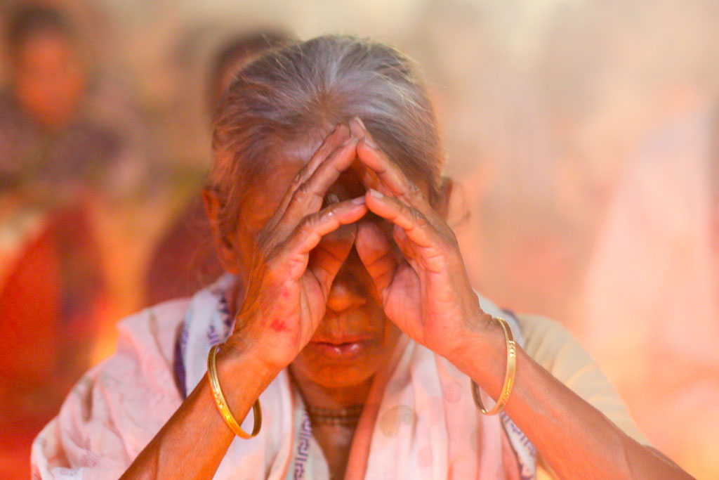 সকল বয়সী নারী-পুরুষের অংশগ্রহণ থাকে এই পূজায়। ছবি: হাসান রাজা