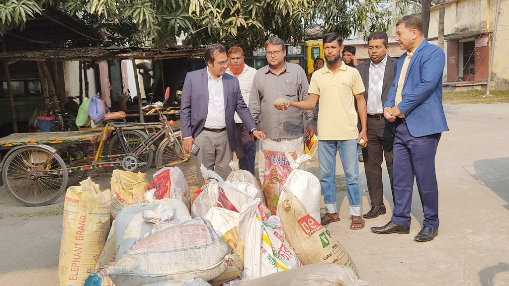 চুয়াডাঙ্গা খাদ্যগুদামের ট্রাকে গমের বস্তায় বালু-পাথর