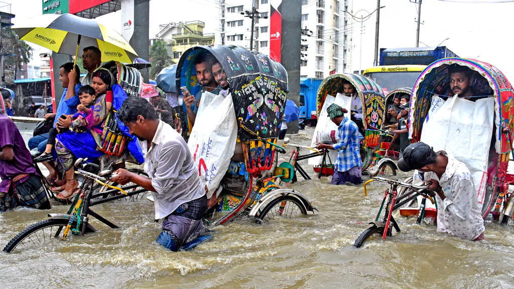 বৃষ্টি ও জোয়ারের পানিতে ভাসছে চট্টগ্রাম নগরী