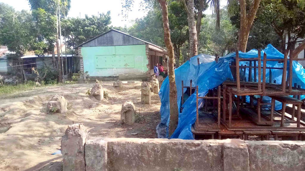 বিদ্যালয়ের ভবন ভেঙে ফেলায় দুর্ভোগ