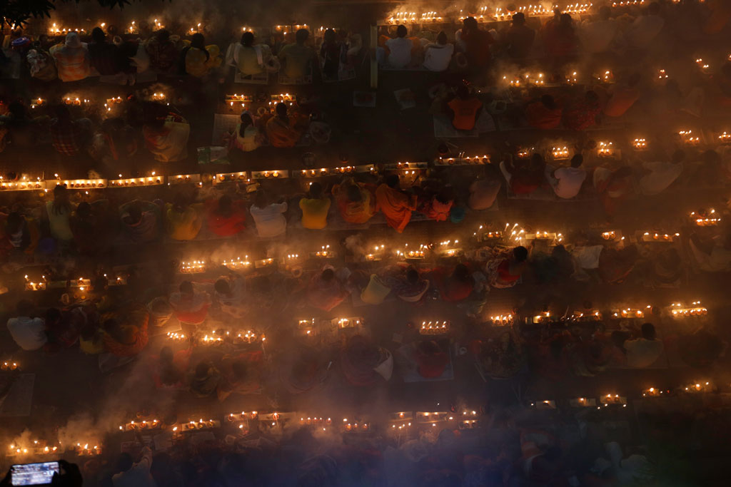 সারিবদ্ধ হয়ে বসে চলে প্রার্থনা। ছবি: হাসান রাজা