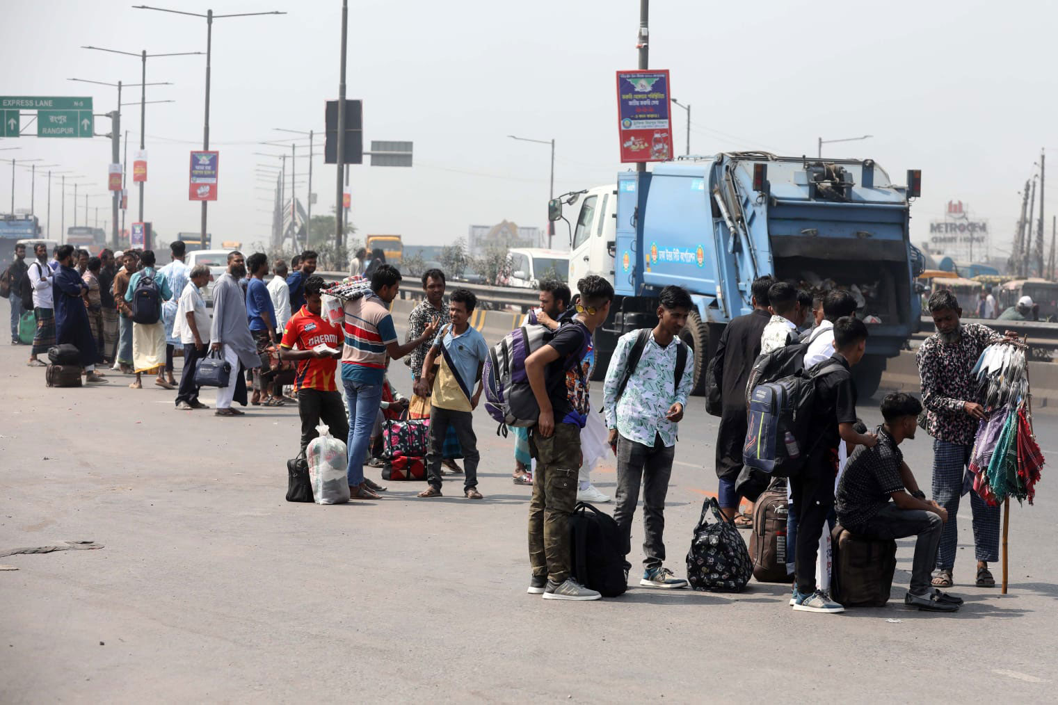 রাজধানীতে দূরপাল্লার গাড়ি প্রায় সবগুলোই ঢাকার বাইরে অবস্থান করছে। সড়কে গাড়ি না পেয়ে ঘণ্টার পর ঘণ্টা দাঁড়িয়ে থাকতে দেখা যায় যাত্রীদের। ছবিটি গাবতলী থেকে তোলা। ছবি: ওমর ফারুক।