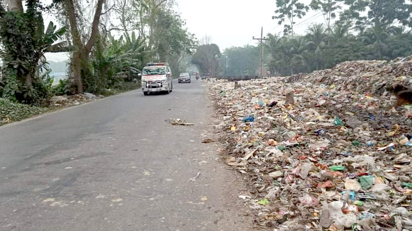 ভাগাড়ের দুর্গন্ধ, ধোঁয়ায় অতিষ্ঠ এলাকাবাসী