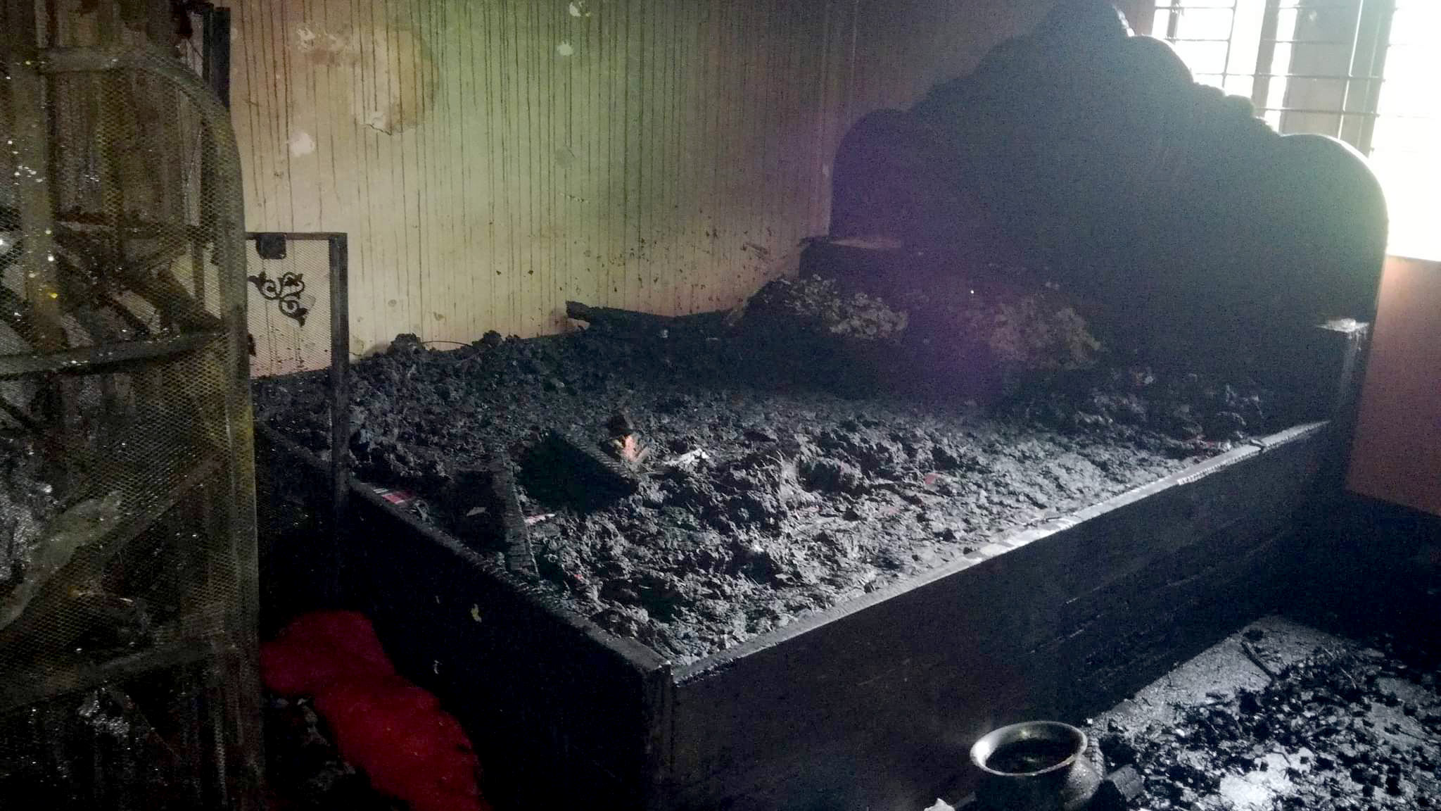 শ্রীপুরে অবৈধ গ্যাস লাইনের আগুনে পুড়ল ১২ ঘর