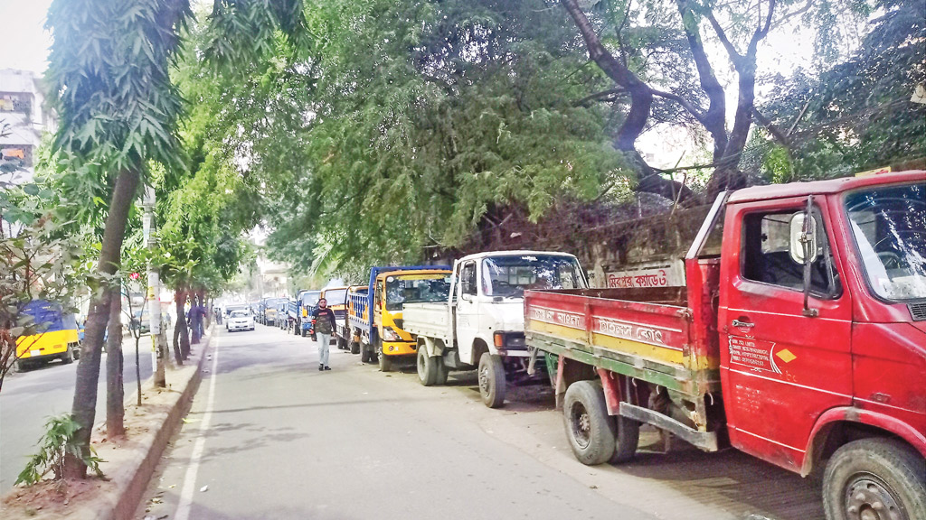 আ.লীগ নেতার প্রশ্রয়ে যুবদল নেতার চাঁদাবাজি