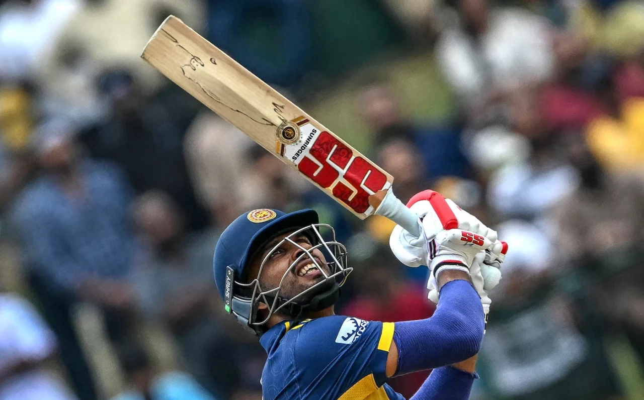 ২০ বলে ২ চার ও ৫ ছক্কায় করেন ৫০ রান  করেন লঙ্কান অধিনায়ক দাসুন শানাকা।