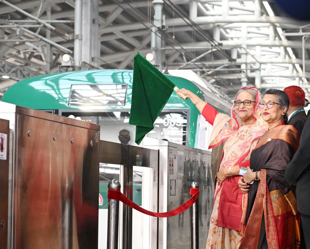 প্রধানমন্ত্রী সবুজ পতাকা নেড়ে বাংলাদেশের প্রথম মেট্রোরেলের চলাচলের সূচনা করেন। ছবি: পিআইডি