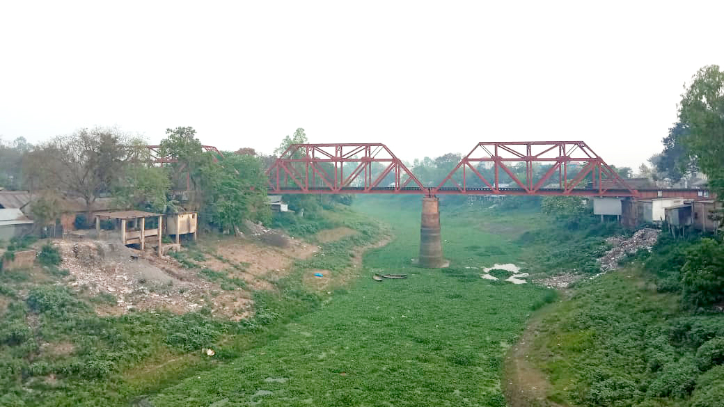 দখল ও দূষণে এক সময়ের খরস্রোতা নদী বড়াল এখন পরিণত হয়েছে মরা খালে। ফলে এ নদী পথে বন্ধ হয়ে গেছে নৌ চলাচল। এলাকার নদী কেন্দ্রিক ব্যবসা-বাণিজ্যেও নেমে এসেছে স্থবিরতা। পৌরসভা এলাকা থেকে তোলা, ভাঙ্গুড়া, পাবনা, ২০ মার্চ ২০২৪। ছবি: মো. মনিরুজ্জামান ফারুক