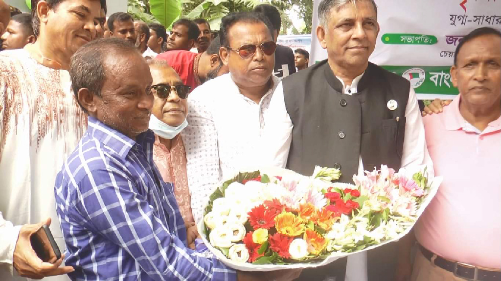প্রধানমন্ত্রীকে নৌকার আদলে খাট উপহার দিয়ে পেলেন ঘর