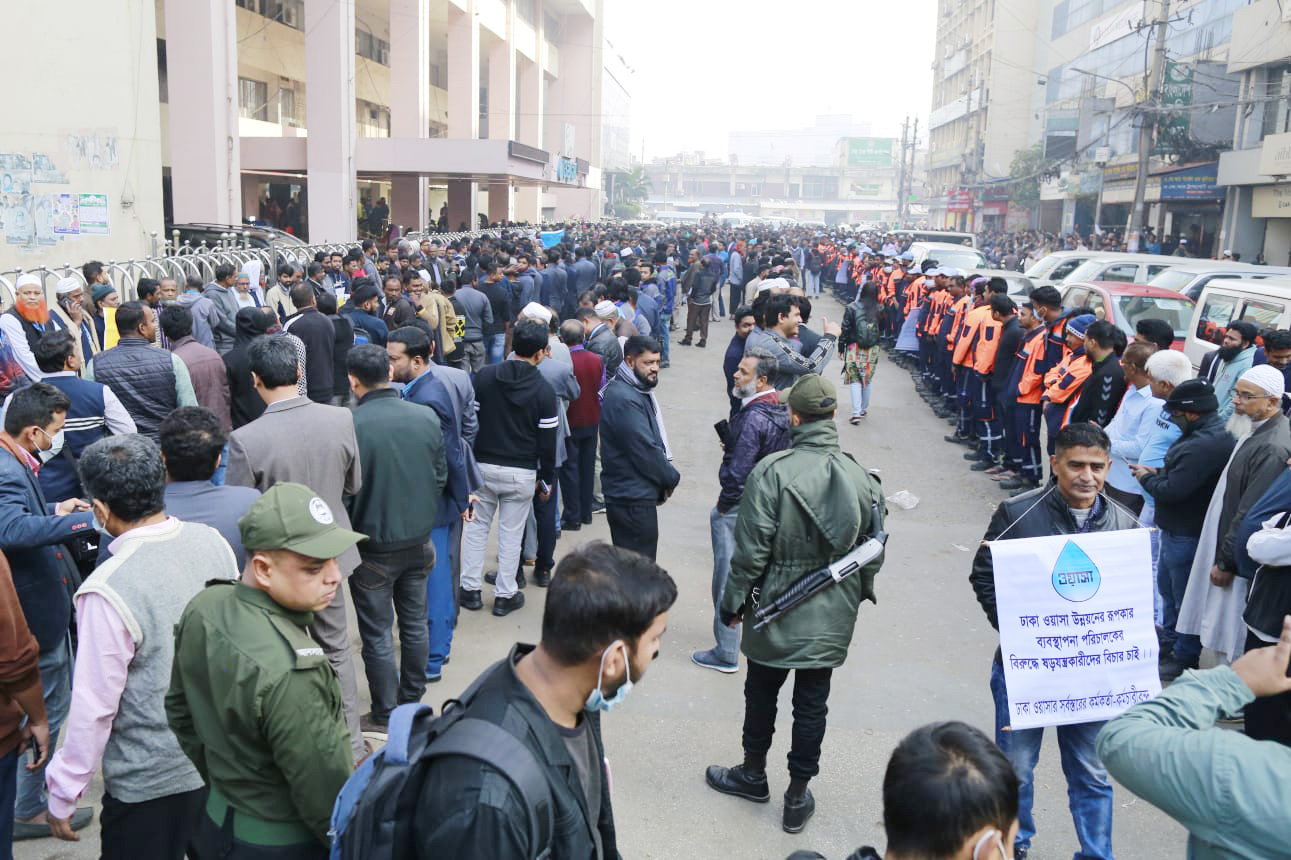 ওয়াসা ভবনের সামনে অবস্থান নেওয়াদের হাতে ছিল নানা স্লোগান লেখা ব্যানার-ফেস্টুন। 