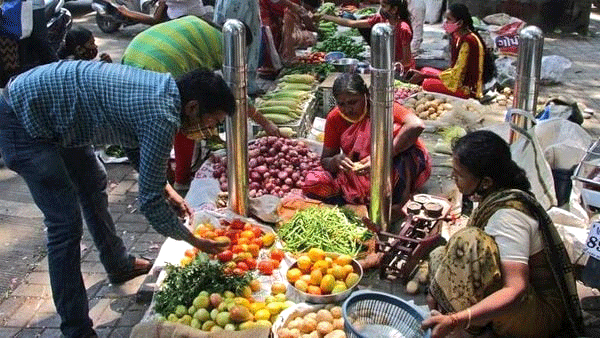 বাজারে সবজি বেড়েছে দামে স্বস্তি ক্রেতার