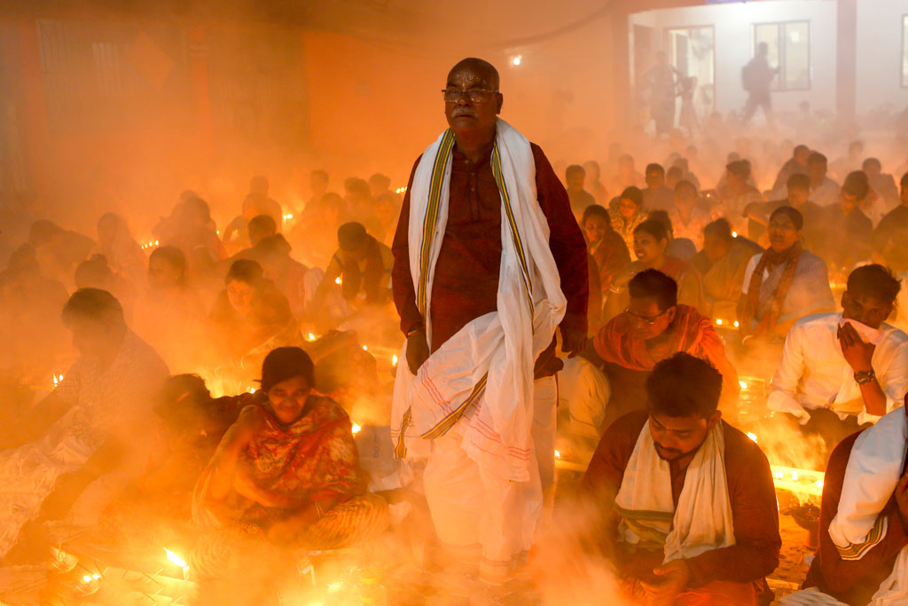 প্রার্থনায় মগ্ন ভক্তরা। ছবি: হাসান রাজা