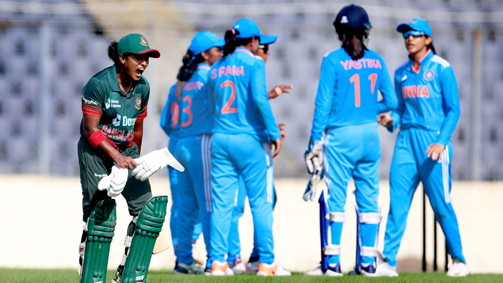 অসহায় আত্মসমর্পণে অপেক্ষা বাড়ালেন বাংলাদেশের মেয়েরা