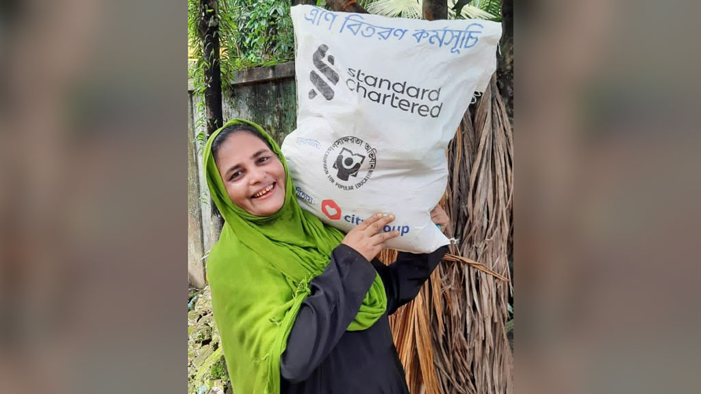 ১৫ হাজার বন্যার্তদের ত্রাণ সহায়তা দিল স্ট্যান্ডার্ড চার্টার্ড ও গণসাক্ষরতা অভিযান