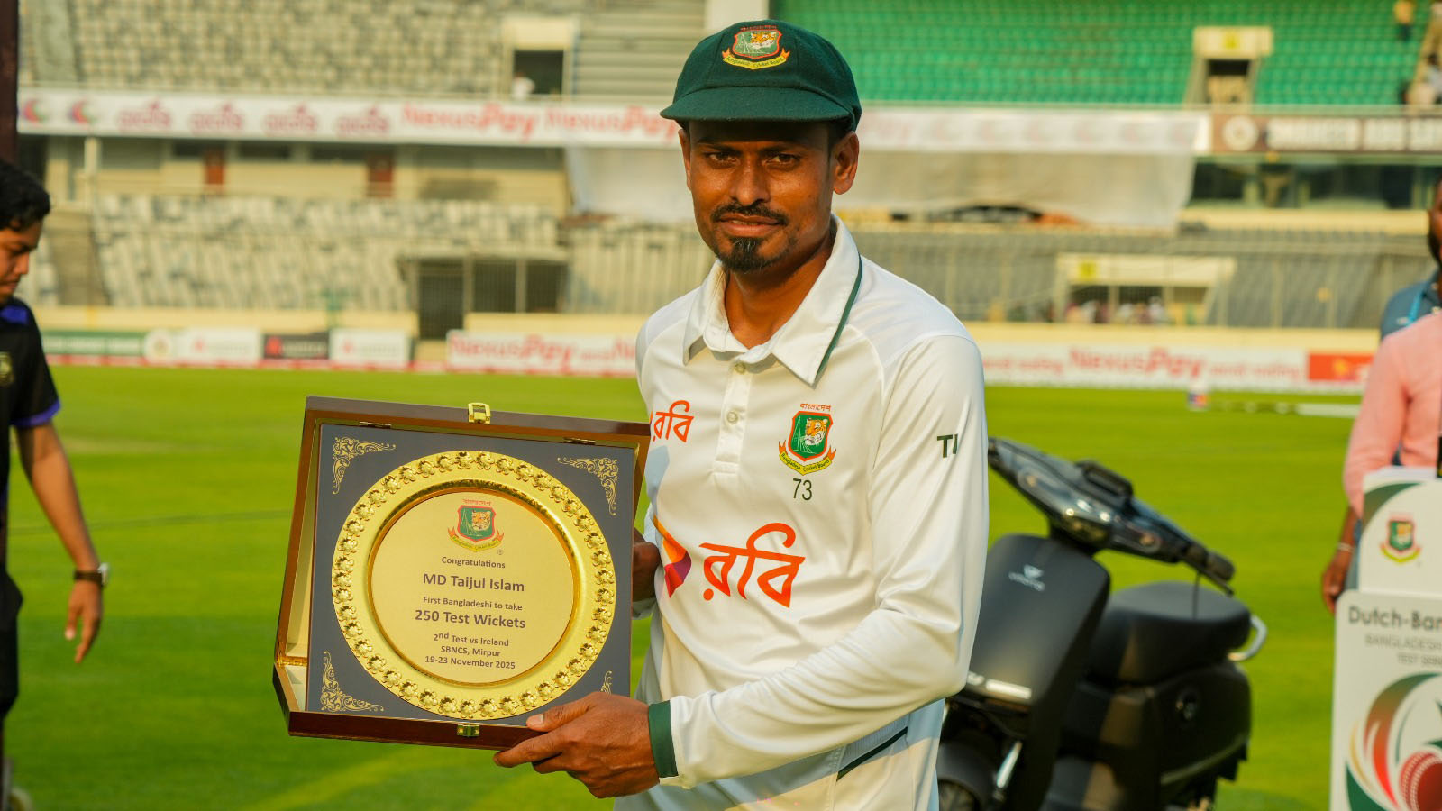 ২৫০ টেস্ট উইকেট গত বছরের ডিসেম্বরে আয়ারল্যান্ডের বিপক্ষে পেয়েছিলেন তাইজুল ইসলাম। আজ মিরপুরে পাকিস্তানের বিপক্ষে পঞ্চম টেস্ট জয়ের পর সেই স্মারক উপহার পেলেন তাইজুল। এই টেস্টে তিনি ৪ উইকেট পেয়েছেন। ছবি: বিসিবি