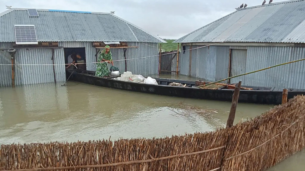 ব্রহ্মপুত্রের পানি বেড়ে নিম্নাঞ্চল প্লাবিত, দুর্ভোগে শতাধিক পরিবার