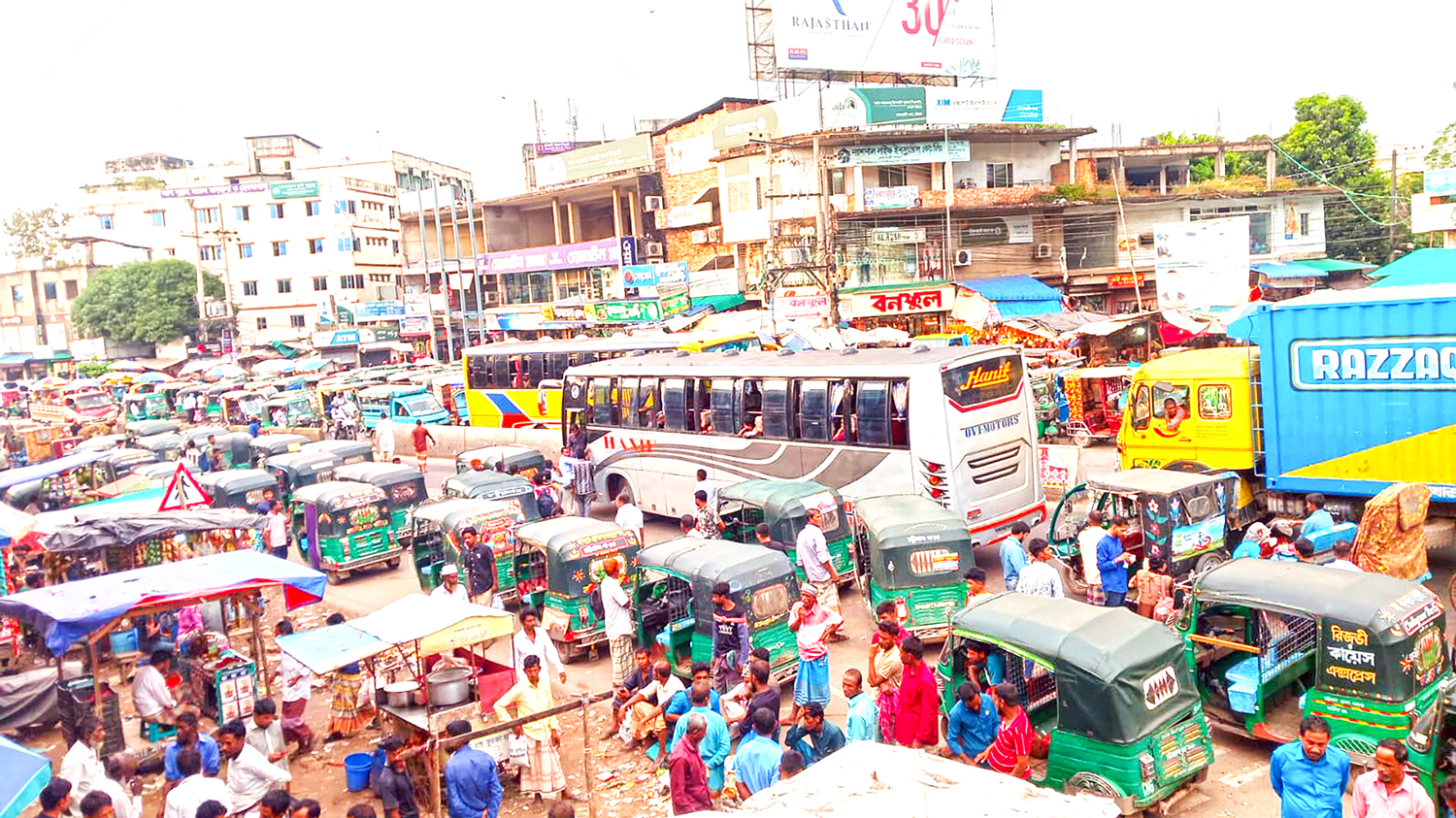 মহাসড়কে দোকান যানজটে ভোগান্তি