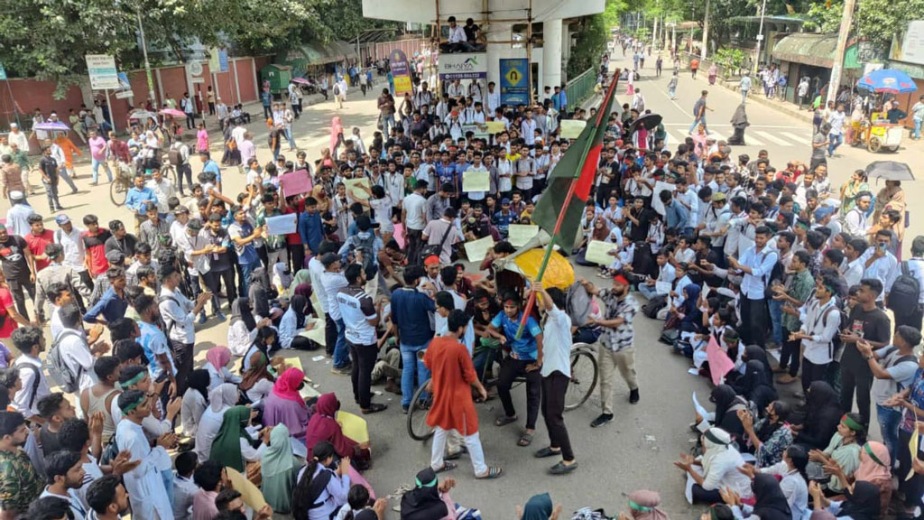 ৬ দফা দাবিতে পলিটেকনিক শিক্ষার্থীদের সড়ক অবরোধ, ব্যাপক যানজট