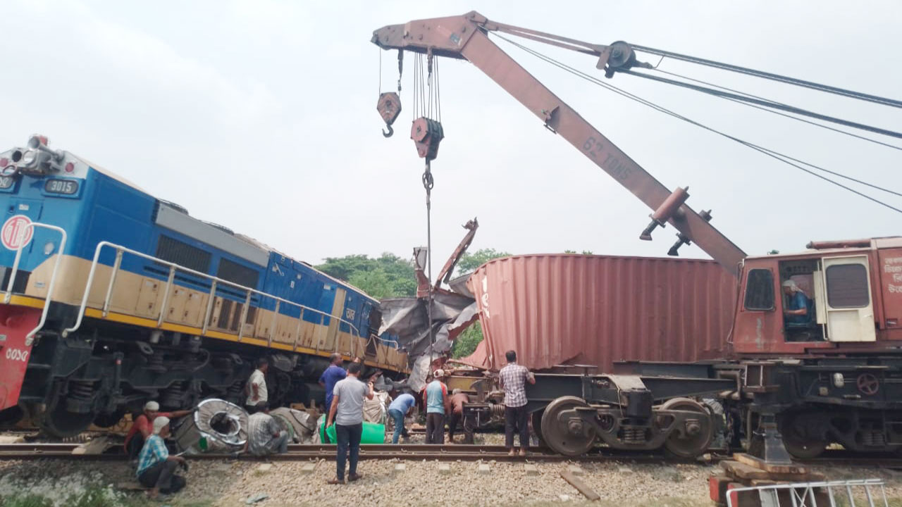 কুমিল্লায় দুর্ঘটনাকবলিত ট্রেনের উদ্ধারকাজ এখনও চলছে 