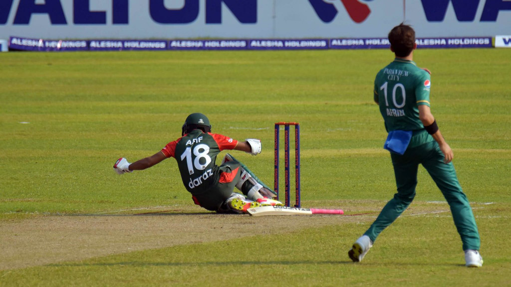 আফিফের গায়ে বল মেরে জরিমানা গুনলেন শাহিন